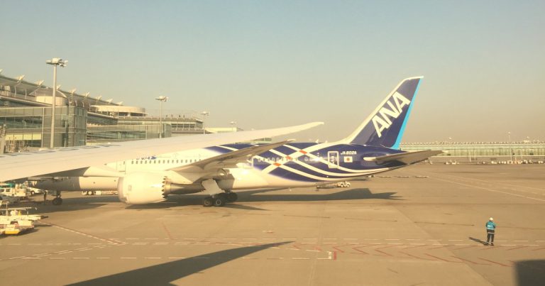 空港に駐機するANAの飛行機