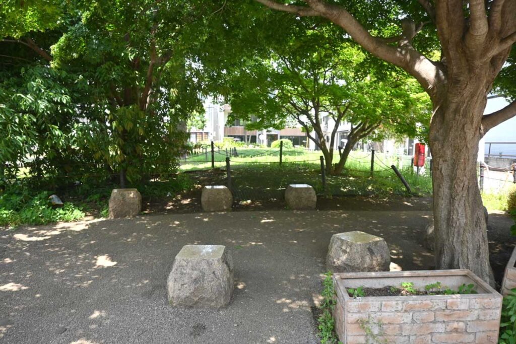 吉祥寺西公園の木陰の休憩エリア