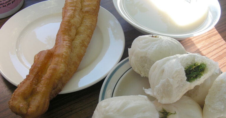 北京の朝食のウイキョウ包子と油条