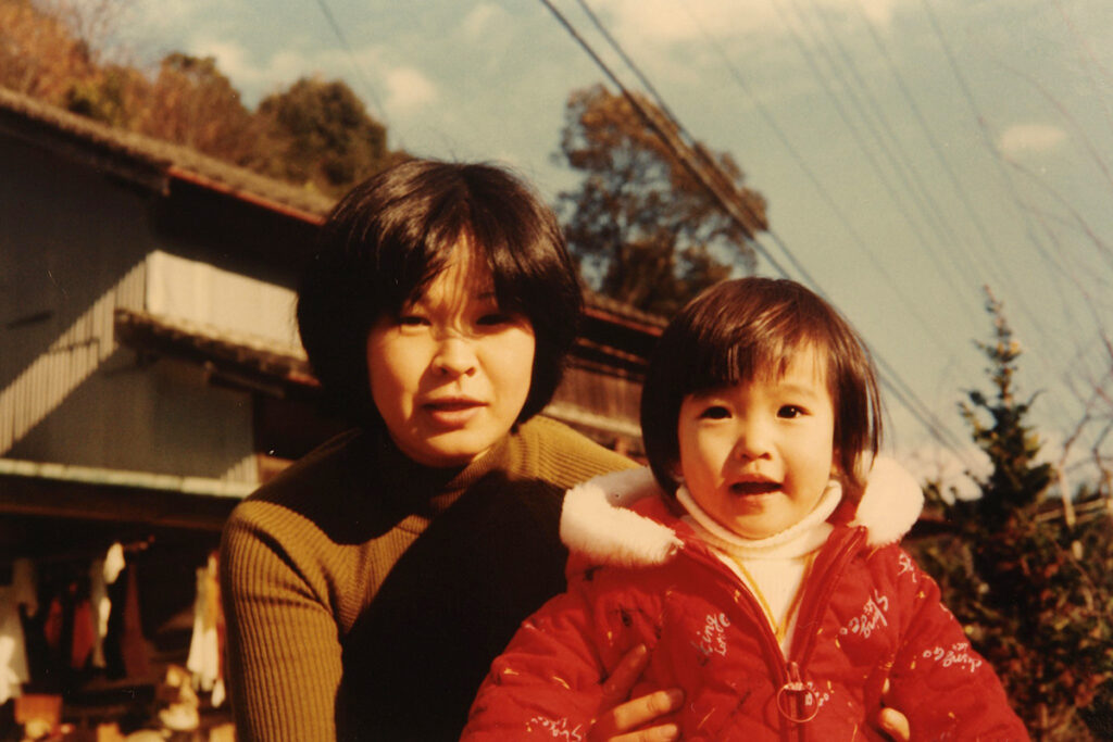 横山春光（幼少期）母親と一緒に