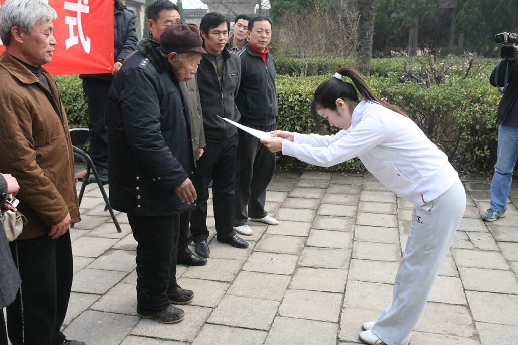 2008年11月「華佗五禽戯」教練員証書を授与される