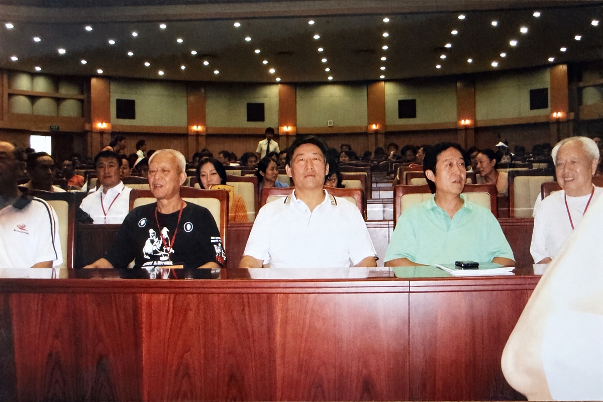2007年の中国焦作国際太極拳交流大賽で、大会の説明会の壇上に並ぶ大会関係者たち