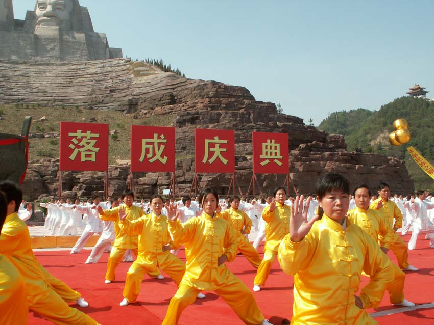 炎黄二帝の巨像前で太極拳を演武する参加者たち