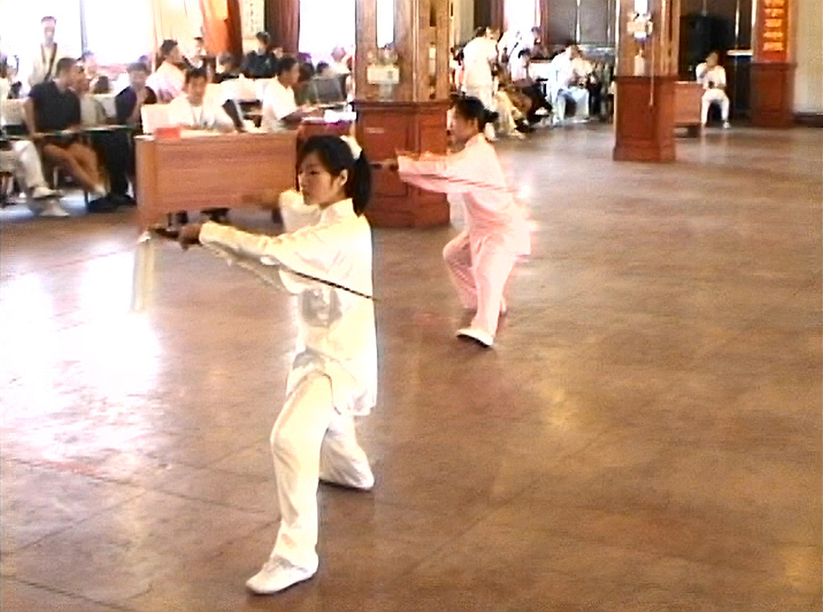 大会で伝統陳式太極単剣を演武する横山春光