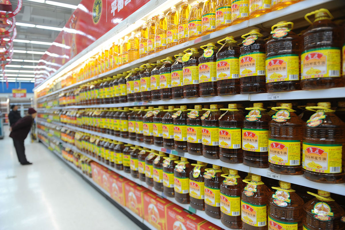 中国のスーパーの棚に大容量の食用油がずらりと並ぶ様子