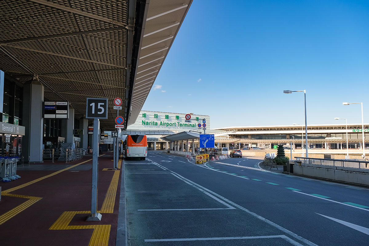 成田空港のターミナル前