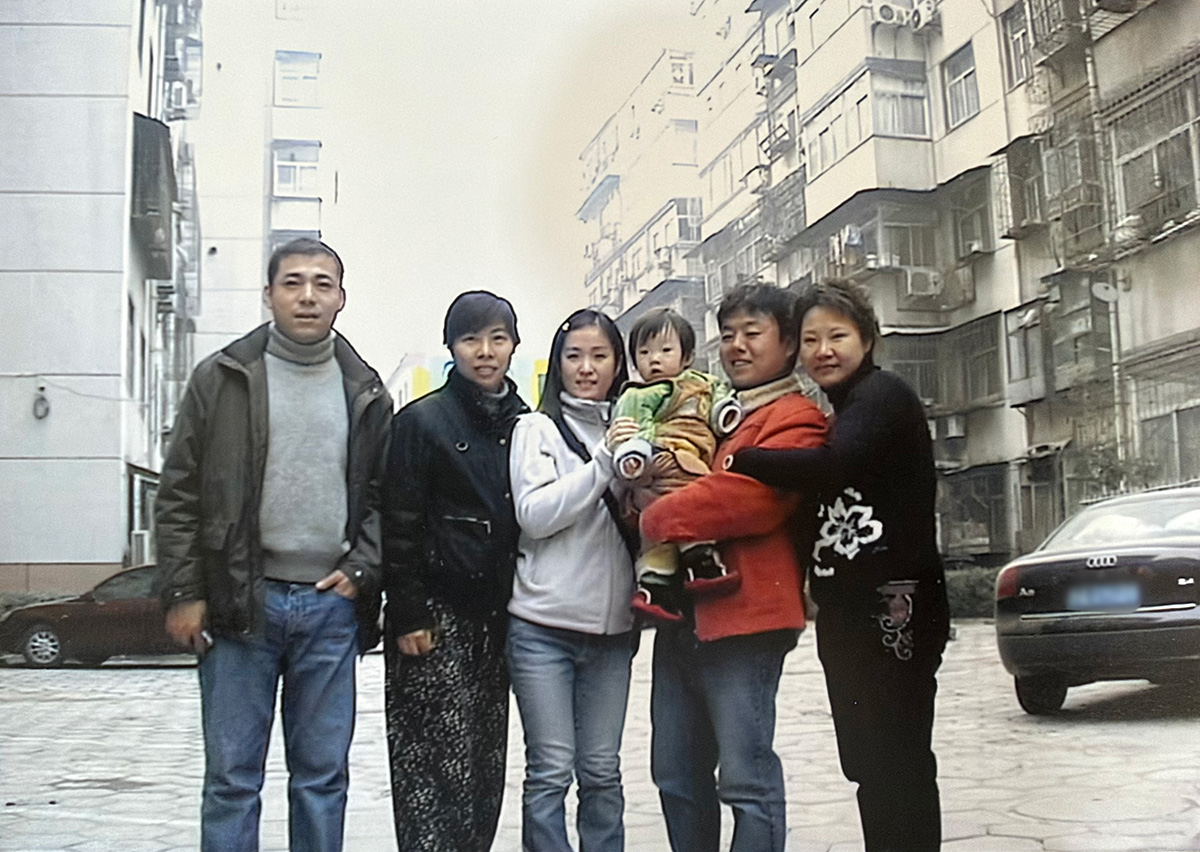 2007年の春節、団地の前で卜文徳老師のご親族と並ぶ横山春光