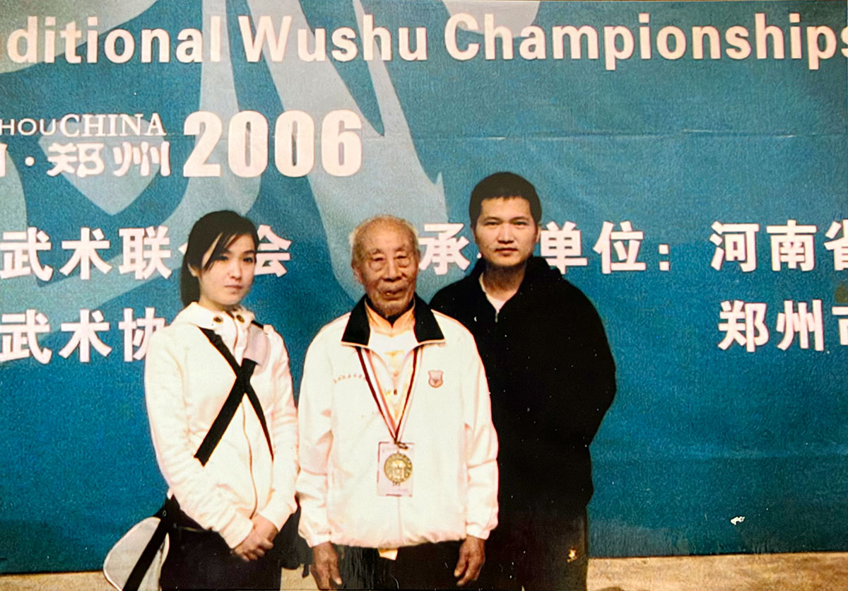 第二届・世界伝統武術節の会場で、メダルを首に掛けた卜文徳老師と、横山春光（左）、小路（右）